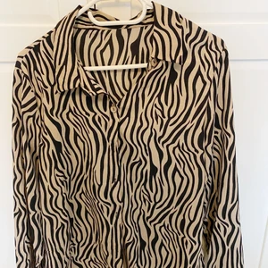 Zebra skjorta  - Zebra skjorta i storlek 42, oanvänd 