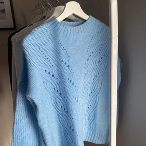 Blå stickad tröja - Säljer min fina blåa tröja, ida carlsson x madlady!! 
