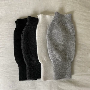 Torgvantar i kashmirmix - ❌KOLLA IN MITT SENASTE INLÄGG❌ Torgvantar i kashmirmix! Supermysiga och finns i fyra färger. Passar perfekt till hösten🍁 1 par för 125+16kr frakt, 2 för 225kr+16kr frakt! Frakt kostar 16kr🧡💛