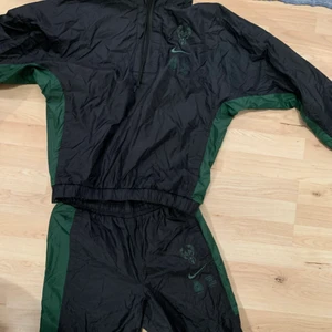 NBA tracksuit - Nike, NBA tracksuit. Aldrig använt, lapp finns kvar! Storlek S/XS. Till ”kille” men tjej kan absolut ha! 