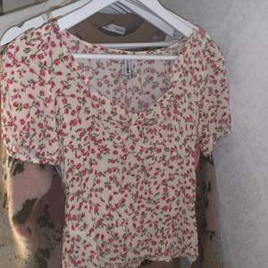 Så fin tröja perfekt till kjol eller jeans 💗 aldrig använd! Vit med små rosaröda blommor, skicka iväg ett meddelande för fler bilder eller vid frågor🤎 passar mig som är S men passar även XS 