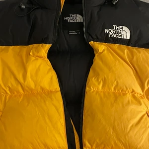 Northface puffer jacka gul - 1996 retro nuptse jacket summit gold. Väldigt bra skick!