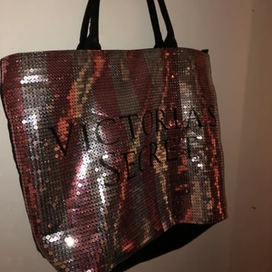 Victorias secret väska - Säljer nu min fina Victorias secret väska! Använd 1 gång aldrig mer! 