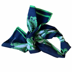 Scarf - Supersöt Vintage scarf, nyskick. Skriv om funderingar 🦋