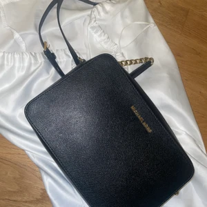 Michael kors Jet Set travel crossbody - Som ny, använts sparsamt. Används tyvärr inte längre och därför säljs den. Ny pris 1 595 kr. Jag är öppen till alla pris förslag så tveka inte att skriva. 