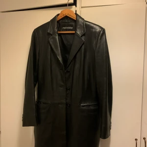 Skinnkappa, Rock n Blue - Vintage Skinnjacka köpt second hand! Från ett riktigt bra märke! Får tyvärr inte den användning som den förtjänar, jackan har väldigt bra kvalite, skinnet har vårdats. Och det känns! Materialet är mjukt och följsamt och den har inte tappat färgen. Självklart äkta läder. Storleken är 40, men den sitter mer som en 38. Passar S/M, Jackan har en feminin passform