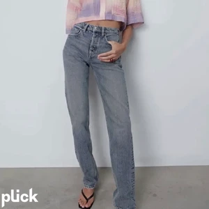 Mid Rise jeans  - Säljer mina assnygga trendiga Mid Rise jeans från Zara som är använda ca 5 gånger och har inga defekter så som nyskick! Om fler är intresserade startar jag en budgivning💕