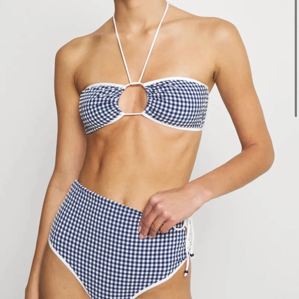 Så himla fin bikini från la perla. Nypris är 2390kr!! Den är i nyskick, säljer då jag ej passar den :( underdel i strl 38 och överdel i 70D (men passar även mindre) . Övrigt.