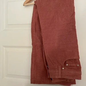 Manchester byxor - Jätte fina ”gammalrosa” machester byxor i storlek M! Kan mötas upp i Vallenruna men annar fraktar jag! ❤️ undrar ni något kan ni skriva här på plick eller DM! Instagram finns i min profil!❤️