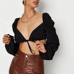 Svart top med knytning vid bröstet - Säljer denna snygga helt nya toppen med en knytning vid bröstet, som man kan justera!! 💕 Frakt tillkommer 