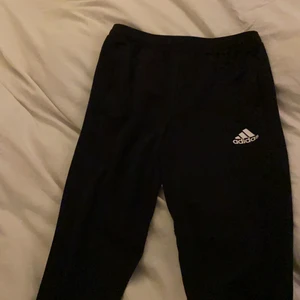 Adidas - Säljer dessa helsvarta Adidasbyxor i storlek s. Aldrig använt då de var för stora för mig, så de är i nyskick💞