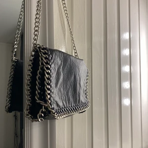 Tiamo väska - Hej! Lägger upp denna tiamo väska igen pågrund av oseriös köpare. Den är som ny i skicket utan några skador och så snygg. Liknar Stella Mccaartny väskan! Väldigt eftertraktad💕