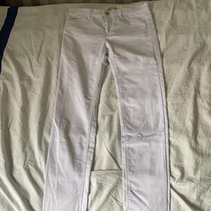 Vita skinny jeans i mycket fint skick, storlek 36.