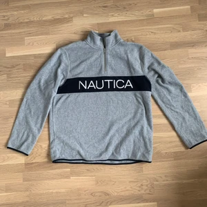 NAUTICA Fleece - Stor mysig NAUTICA fleece köpt i USA. Storlek L, knappt använd i fint skick