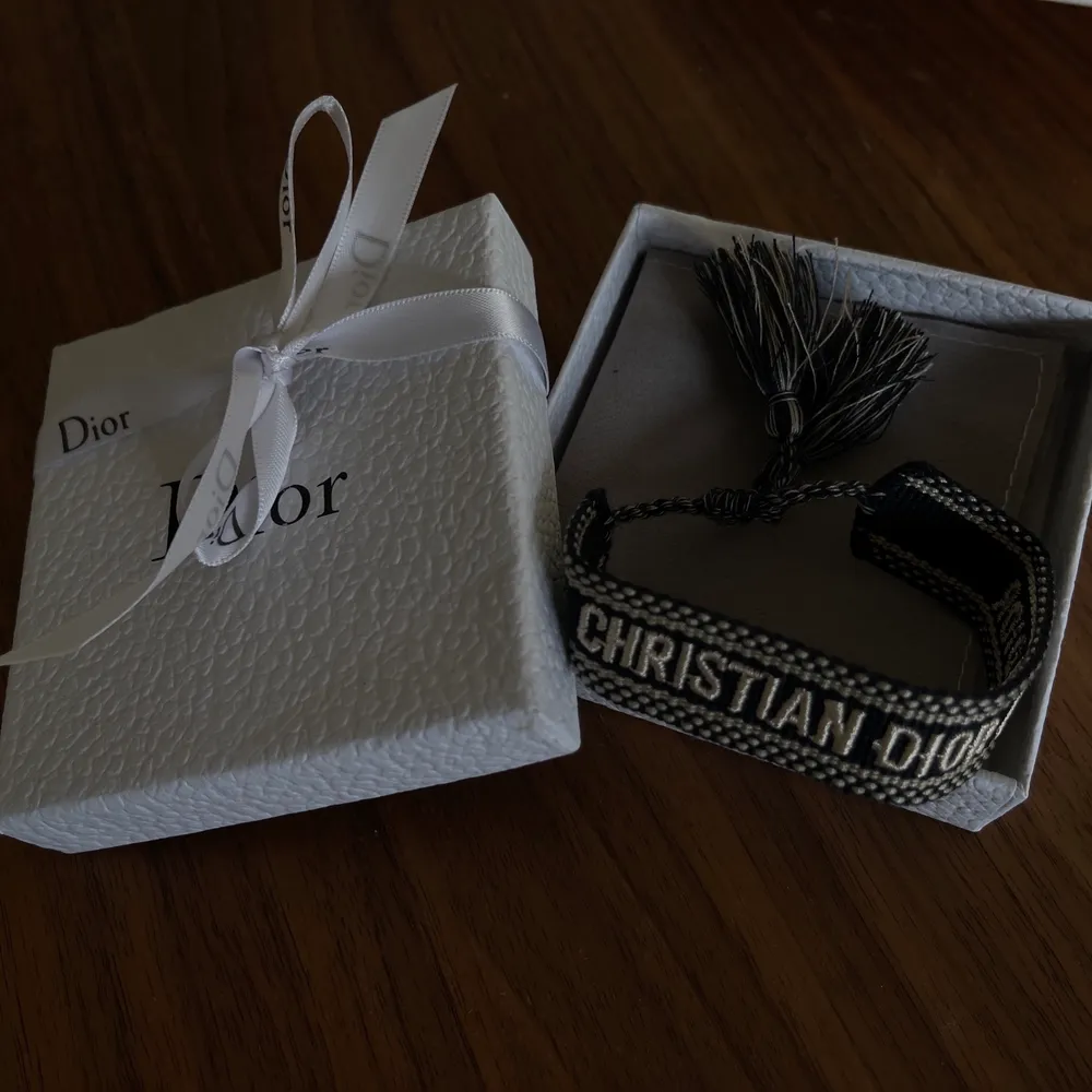 Helt nytt replica armband från Christian Dior. Färgen är mörkblå . Armbandet är reglerbart och passar alla. Allt ingår på bilden. Armbandet är fejk och får inte säljas vidare som äkta. Accessoarer.