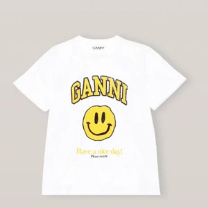 Ganni tshirt!  - Säljer denna fina ganni tshirt. Andvänd fåtal gånger. Kan gå med att sänka priset vid snabb affär. 