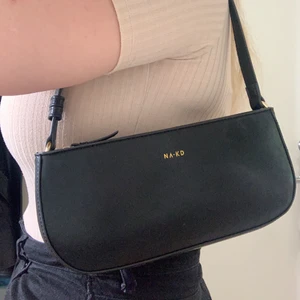 Svart väska - Svart väska från nakd⭐️ slut såld på nakd⭐️ passar perfekt till alla tillfällen⭐️ rymlig får plats med mycket⭐️