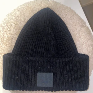 Acne mössa - Säljer nu min älskade acne mössa då jag ska köpa en ny. Självklart är den äkta! Och är verkligen favorit mössan att ha nu under hösten och vintern😍 köptes för 1200 och säljer den för 800 kr💞