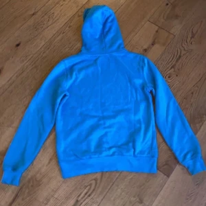 Blå luvtröja - Jag säljer min tröja pga att jag bytt stil, den sitter bra och passar i storleken, plagget tvättas såklart innan frakt, skriv privat för mer bilder