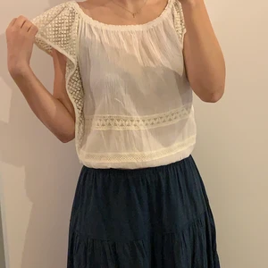 Odd molly blus - Knappt använd, fantastiskt skick, tunn och mjukt material, perfekt för hippie/ cottagecore/ light academia vibes, kan vara off the shoulder, visar upp nyckelbenen fint, stor i storleken, köpare står för frakt🤎