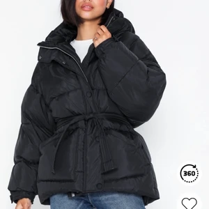 Pufferjacka - Säljer denna väldigt populära puffer jacket från Nelly! Knappt använd då den inte riktigt var min stil och i väldigt bra skick, passa på! ☺️