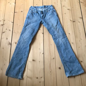 levis 545 - Skitsnygga levis 545 i perfekt tvätt! Lågmidjadd och vidare längst ned. Lite slitningar vid benslutet men annars jättebra skick. Strl w27 L32. Inte stretchiga. Mått: Midjemåttet är 71cm och innerbenslängden är 78cm. Grenen är 18 cm och vidden längst ner är 22x2cm.💕