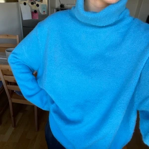 Blå tröja - Så fin blå tröja!! Storlek XL men sitter perfekt oversize på mig som är xs😍💙