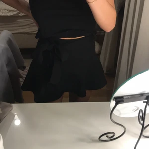 En super fin zara kjol med shorts  - Man kan knyta kjolen vid midjan, har även en dragkedja vid sidan samt shorts under. Super pbra skick. Och har endast använts ett fåtal gånger