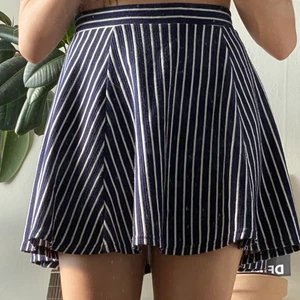 Randig minikjol - Blå och vit randig mini kjol med dragkedja på baksidan. Storlek S-M