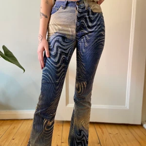 Blå mönstrade byxor - Super snygga jeans som sitter som en smäck! Älskar mönstret och färgerna är så fina!