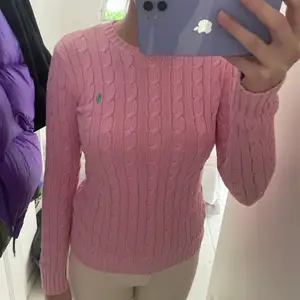 Rosa kabelstickad tröja från Ralph Lauren i storlek XS🌷 100% bomull och i fint skick! Köparen står för frakt 