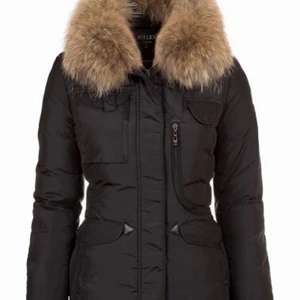 Hollis jacka  - Säljer min hollis jacka då den inte används har haft den i 1 år och använt Max i en vecka.Storlek 42 Pris kan diskuteras 