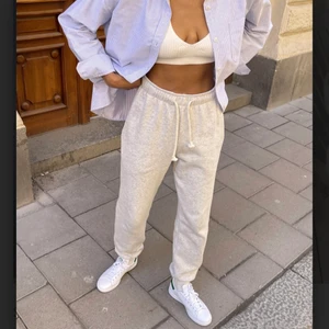 Mjukisbyxor - Gråa mjukisbyxor från djerf avenue, säljer då dom blivit för stora på mig! Fint skick 💓 bilder från djerfavenue.se ☺️ nypris 999 kr, skiv till mig privat för fler bilder!