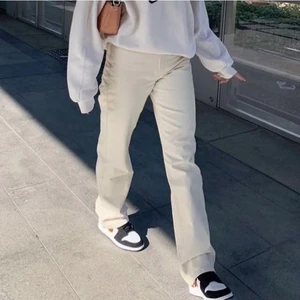 Beige jeans - Beigea jeans från weekday, aldrig kommit till användning då de ej passar mig. Köparen står för frakten🤍🤍