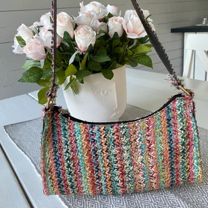 Väska - Säljer en ”stråväska” i massa olika färger. Fint skick! Köpare står för frakt💙💜💛❤️