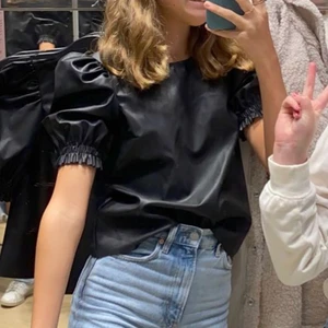 As snygg skinn topp - As snygg skinn topp! Köptes förra året så säljs inte längre! Knappt använd