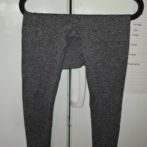 Ribbade träningstights  - Grå ribbade träningstights i nyskick, strlk M men passar s-m