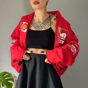 FERRARI JACKA UNIK UPPLAGA - FERRARI RACER JACKA I DUNDERSKICK OCH KVALLE. Märkt 4XL men sitter som en XL. Passar både hon och han och hen :) snygg oversize så passar XS-XL beroende på hur man vill att den sitter! Pris kan diskuteras!