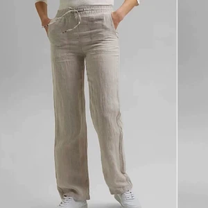 Linnebyxor - Säljer beiga linnebyxor från esprit, de är långa på mig som är 170 och lägger sig så fint. ❤️❤️🙌 de sitter så fint i midjan, man kan ha både låg och högmidjat. 