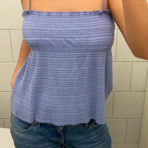 Mango linne - Jättegulligt mango linne som jag köpte i somras. Är i storlek L men har tvättat den så den krympt. Skulle säga att den är S/M. 🤍