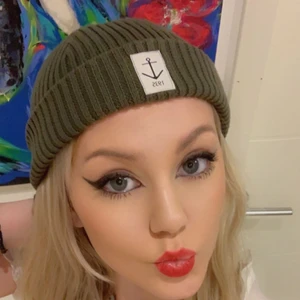 Grön & orange mössor  - Nästan helt Oanvända, super snygga mössor! 55kr för 1! 99kr för båda! 💚🧡