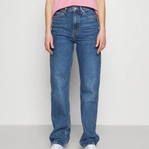 Jeans från Weekday ”Rowe” - Oanvända mörkblå Rowe från Weekday. Små på mig tyvärr. Frakt tillkommer✉️ (första bilden lånad)