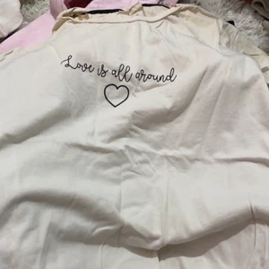 Love is all around  - Säljer nu denna super söta t-shirt med texten ”love is all around”  Köptes för 200 och säljer för 50 då den är rätt gammal men fortfarande super fin, med bra skick.  Storlek 158-164 ❤️
