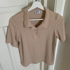 Beige topp - Beige topp från nakd⭐️ köpt för några år sedan⭐️ men använt ett fåtal gånger⭐️ super härligt material⭐️ super fin krage också⭐️