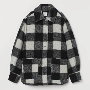 Rutig H&M jacka - INTRESSEKOLL! 💛 Min älskade jacka från H&M. Köpte 2019. Nypris: 799kr. Den är sååå skön och fin, värmer jättebra på vintern. Varit osäker på att sälja med kmr inte riktigt till användning längre. Jag har normalt storlek XS/S, den här är oversize på mig, den är i storlek M. Säljer vid högt bud, skriv privat! (Priset ej bestämt) 