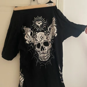 Cool t-shirt  - Supercool t-shirt med snyggt tryck både fram och bak💓