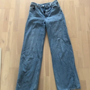 Monki jeans - De populära taiki monki jeansen i storlek 26. Använda 1-2 gånger eftersom de va något korta på mig då jag är väldigt lång. Superbra skick!! 