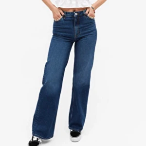 Blåa jeans - Säljer dessa as snygga jeans från Monki i modellen ”Yoko classic blue jeans” i storleken 26. Säljer då jag tycker de är lite för korta på mig som är 170cm. De är använda få gånger. Nypris 400kr säljer för 200kr💕