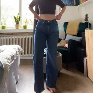 Säljer mina yoko jeans då de inte används nog! Superfina, mörkblåa och perfekta till hösten. De är i storlek 27, men uppsydda ungefär 1.5 centimeter vilket gör att de går precis till marken för mig som är 167 cm! Priset kan diskuteras :-)