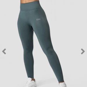 ICIW tights  - Jättesköna och snygga seamless tights från ICIW. I princip helt nya använda 2 gånger😍(Nypris 599kr) Om du vill ha fler bilder eller frågor är det bara att höra av sig☺️